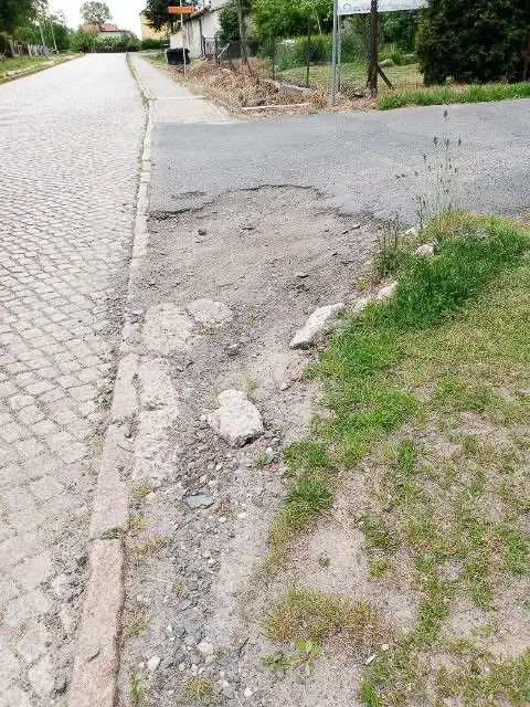 Dziura w drodze w Otoku (gmina Bolesławiec, powiat bolesławiecki)