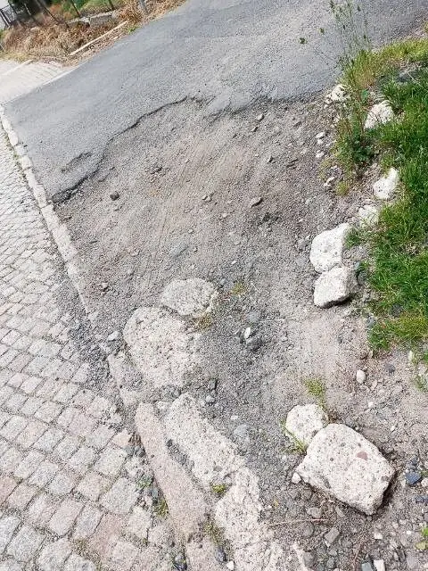 Dziura w drodze w Otoku (gmina Bolesławiec, powiat bolesławiecki)