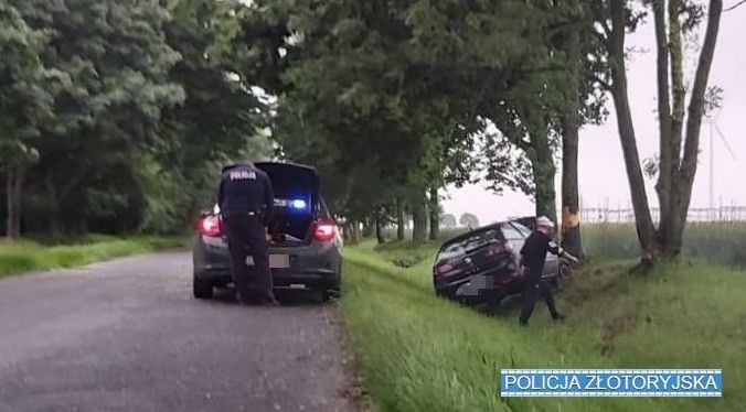Pijana wjechała do rowu. W samochodzie przewoziła 11-letnie dziecko