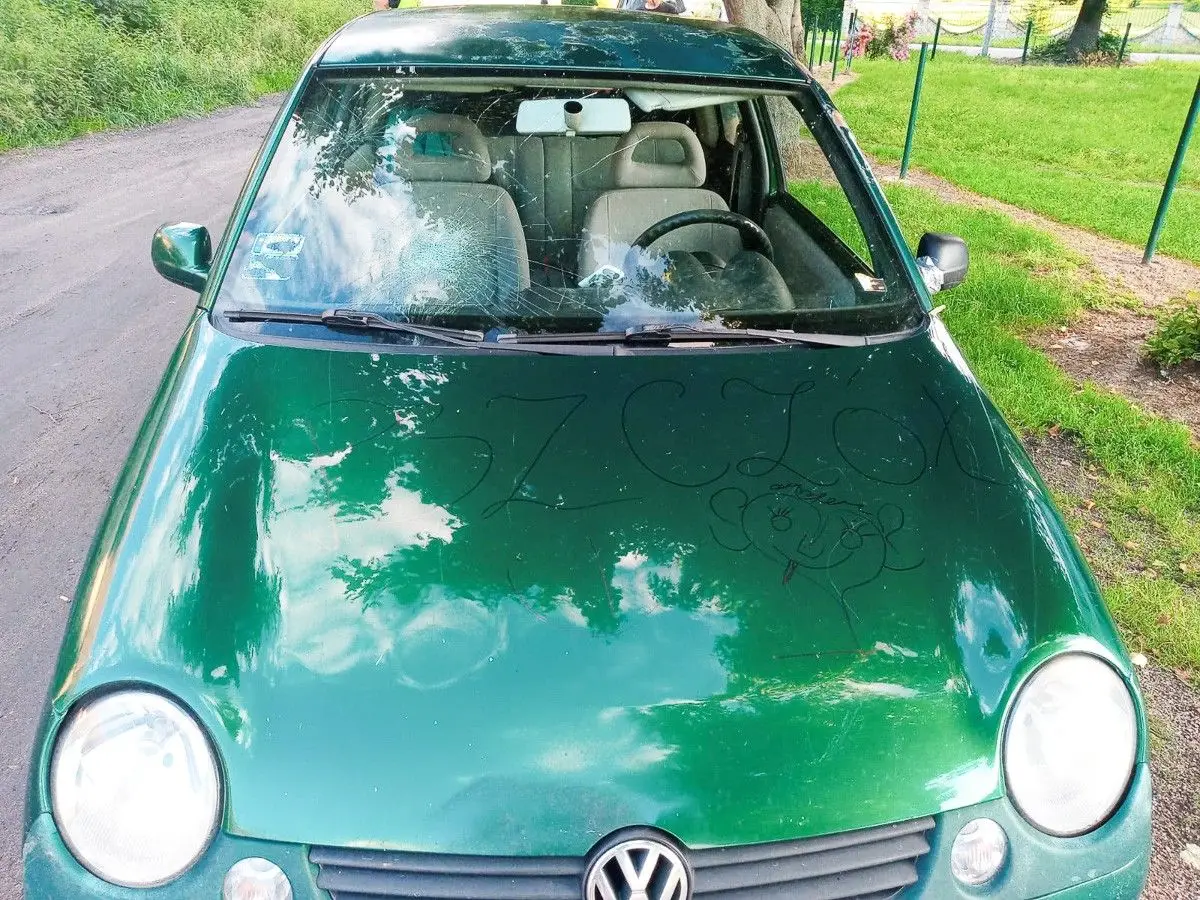 Auto marki Volkswagen Lupo, którym podróżował 23-letni mieszkaniec powiatu bolesławieckiego
