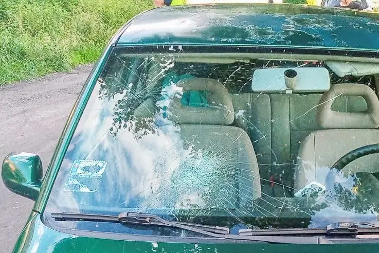 Auto marki Volkswagen Lupo, którym podróżował 23-letni mieszkaniec powiatu bolesławieckiego