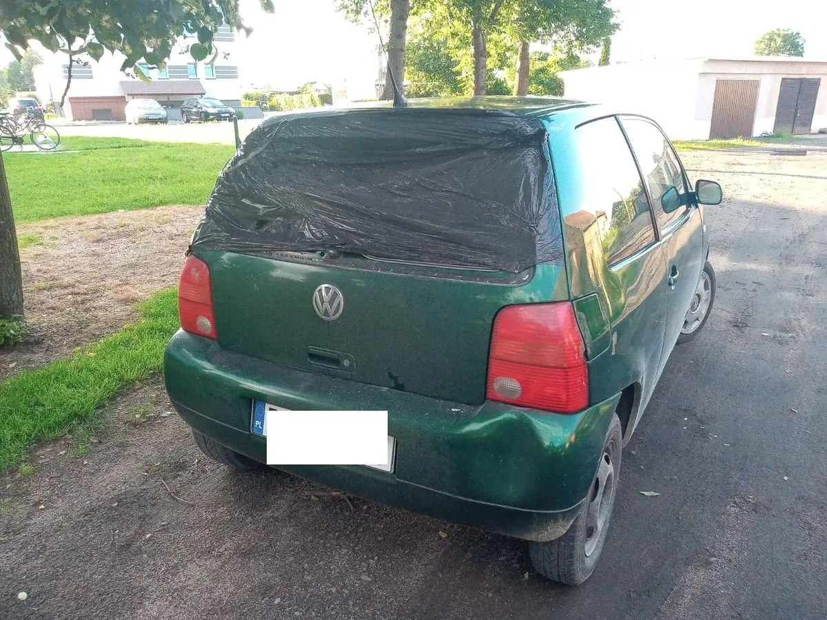 Auto marki Volkswagen Lupo, którym podróżował 23-letni mieszkaniec powiatu bolesławieckiego