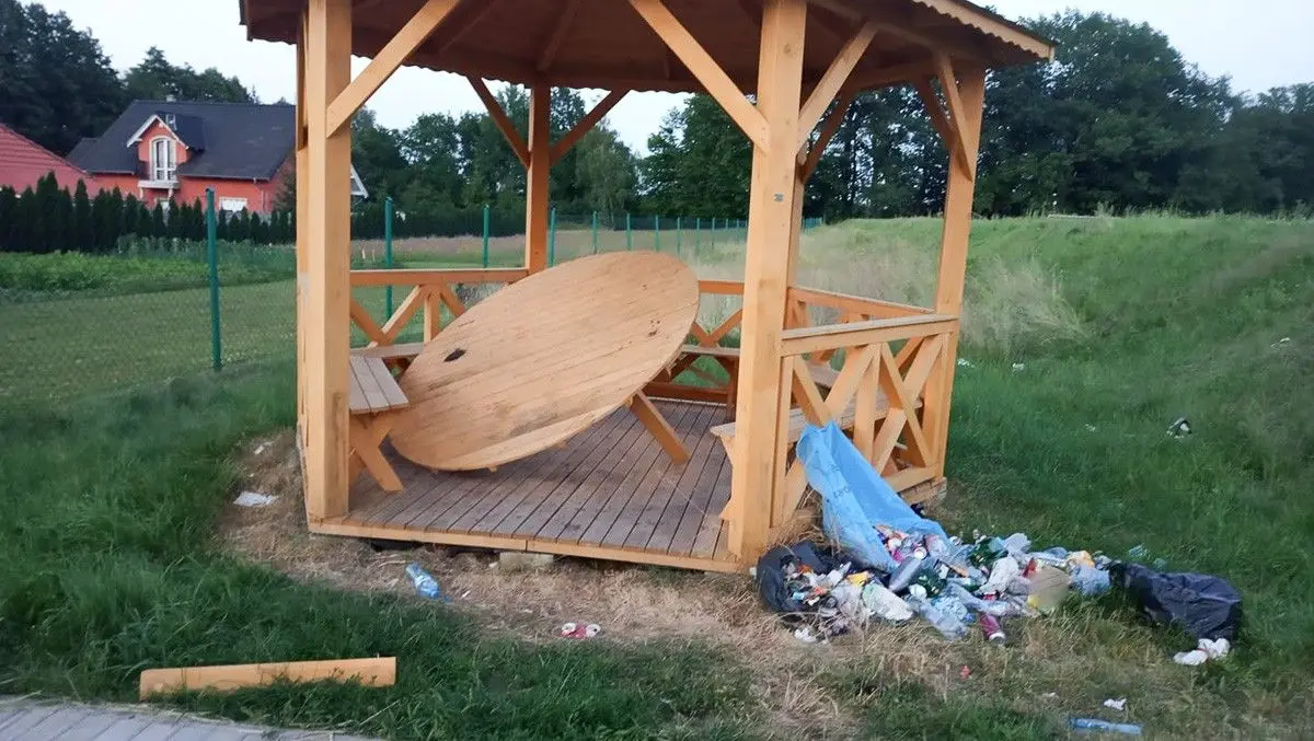 Altanka w Zebrzydowej (gmina Nowogrodziec, powiat bolesławiecki)