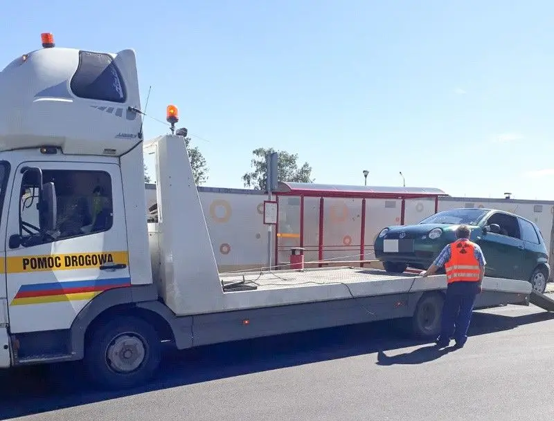Samochód marki Volkswagen Lupo zabrany przez lawetę
