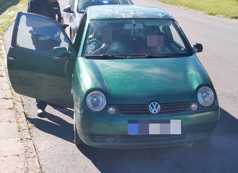 Samochód marki Volkswagen Lupo zabrany przez lawetę