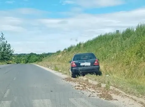 Uszkodzony Mercedes na trasie Raciborowice - Jurków