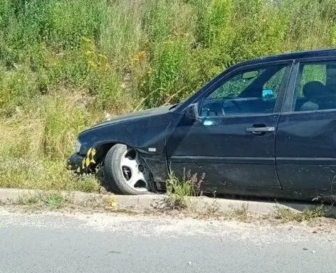Uszkodzony Mercedes na trasie Raciborowice - Jurków