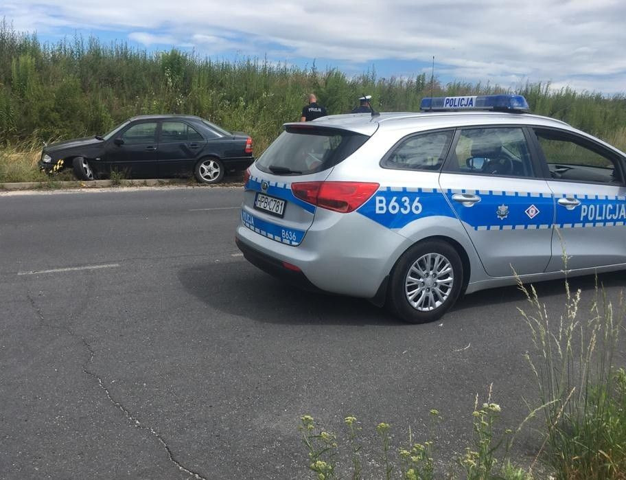 Uszkodzony Mercedes na trasie Raciborowice - Jurków