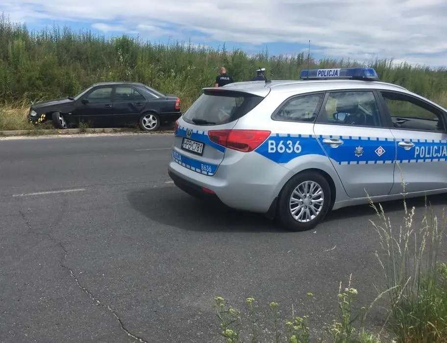 Uszkodzony Mercedes na trasie Raciborowice - Jurków