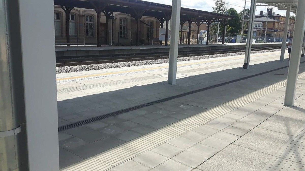 Peron nr 2 na dworcu PKP w Bolesławcu