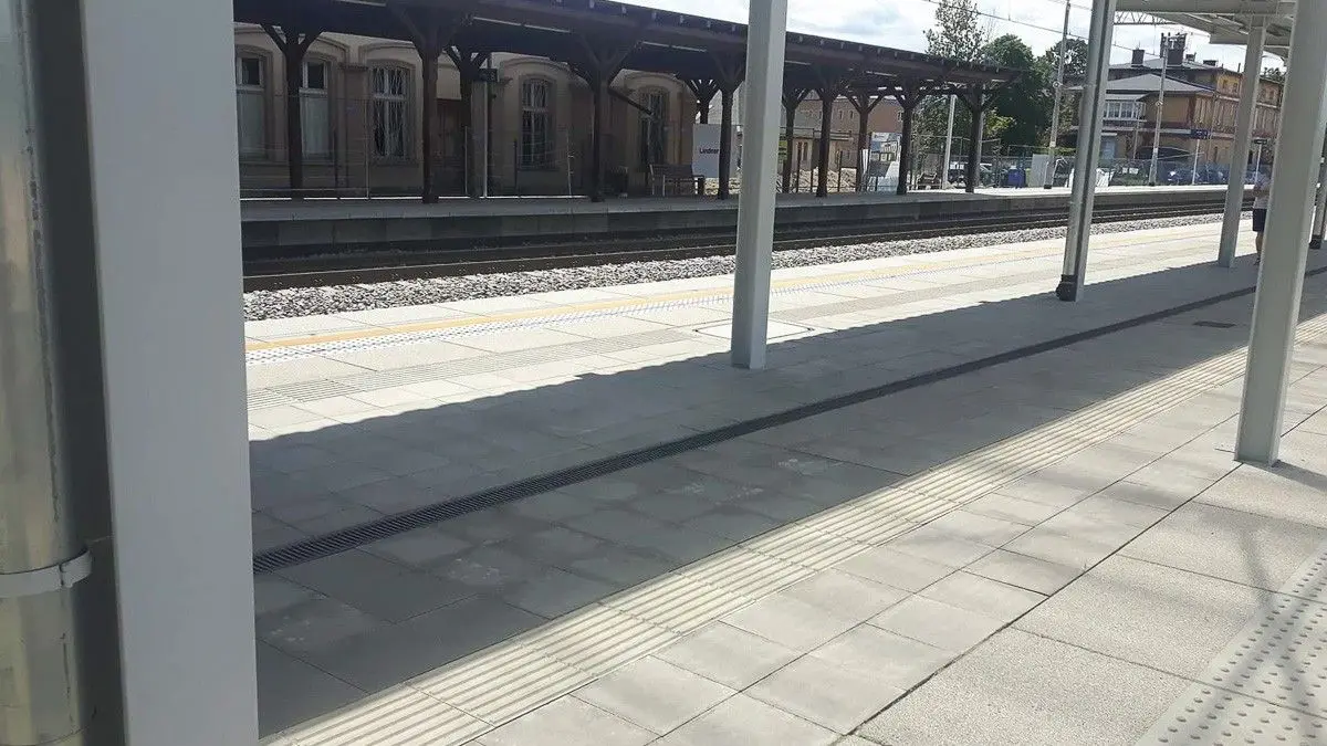 Peron nr 2 na dworcu PKP w Bolesławcu