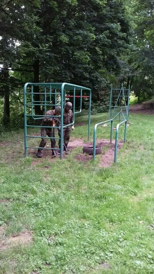 Akcja saperów z Bolesławca na terenie Zespołu Szkół Ogólnokształcących w Złotoryi