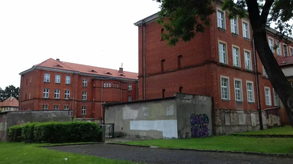 Akcja saperów z Bolesławca na terenie Zespołu Szkół Ogólnokształcących w Złotoryi
