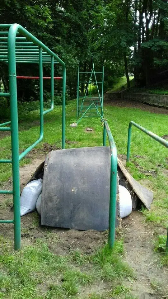 Akcja saperów z Bolesławca na terenie Zespołu Szkół Ogólnokształcących w Złotoryi