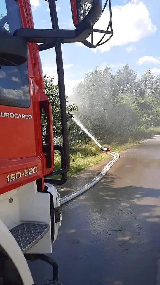 Strażacy ochotnicy z Ocic w czasie interwencji, ćwiczeń i kontrolowania obozowiska harcerskiego