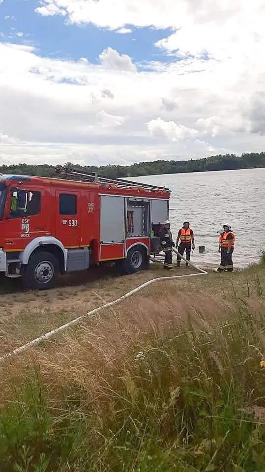 Strażacy ochotnicy z Ocic w czasie interwencji, ćwiczeń i kontrolowania obozowiska harcerskiego