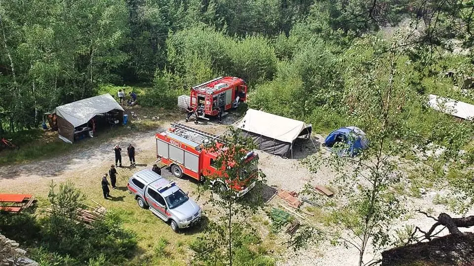 Strażacy ochotnicy z Ocic w czasie interwencji, ćwiczeń i kontrolowania obozowiska harcerskiego