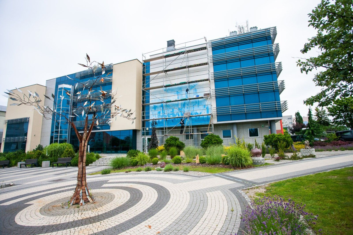 Mural dla medyków na fasadzie ośrodka kultury w Bolesławcu