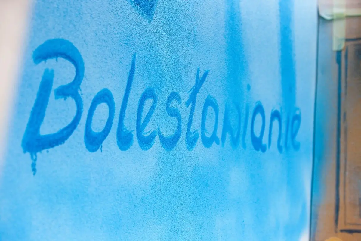 Mural dla medyków na fasadzie ośrodka kultury w Bolesławcu