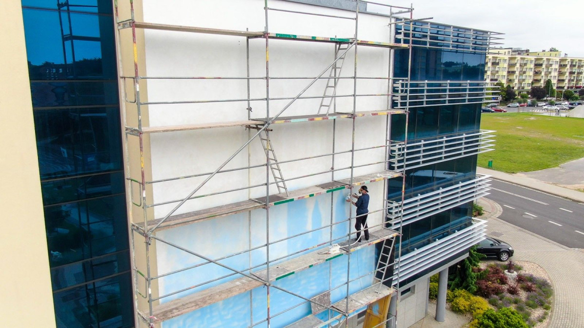 Mural dla medyków na fasadzie ośrodka kultury w Bolesławcu