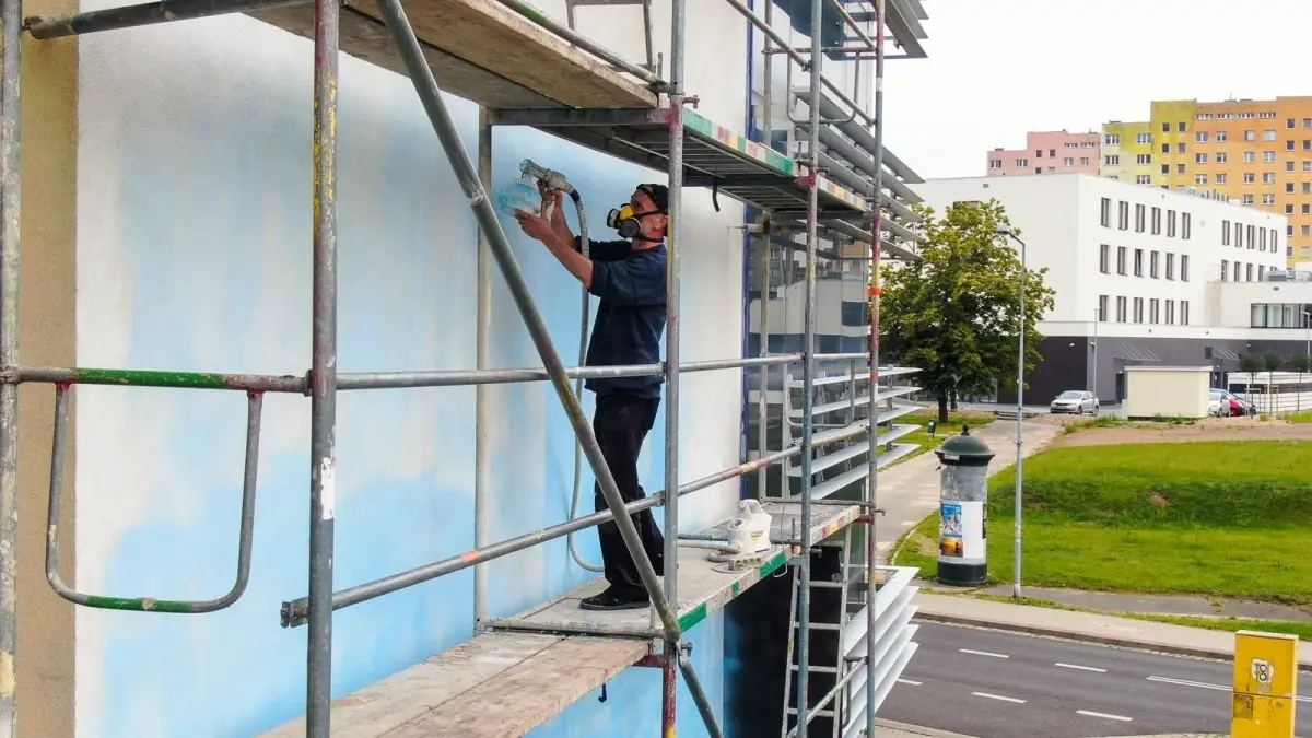 Mural dla medyków na fasadzie ośrodka kultury w Bolesławcu
