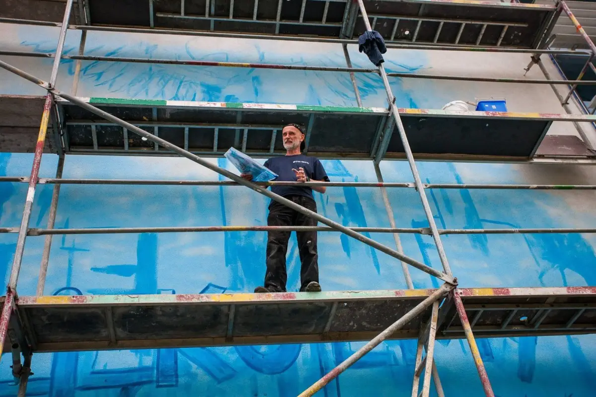 Mural dla medyków na fasadzie ośrodka kultury w Bolesławcu