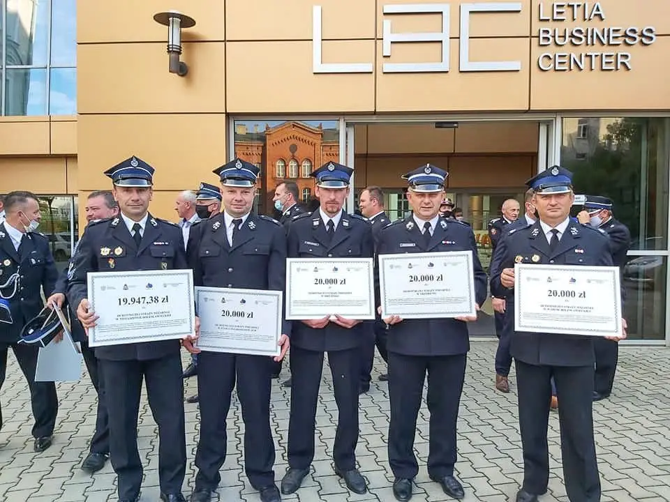 Strażacy na uroczystości wręczenia promes na zakup sprzętu w Legnicy