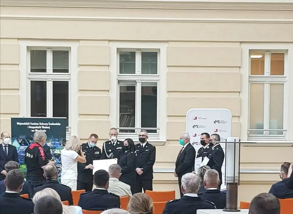 Strażacy na uroczystości wręczenia promes na zakup sprzętu w Legnicy
