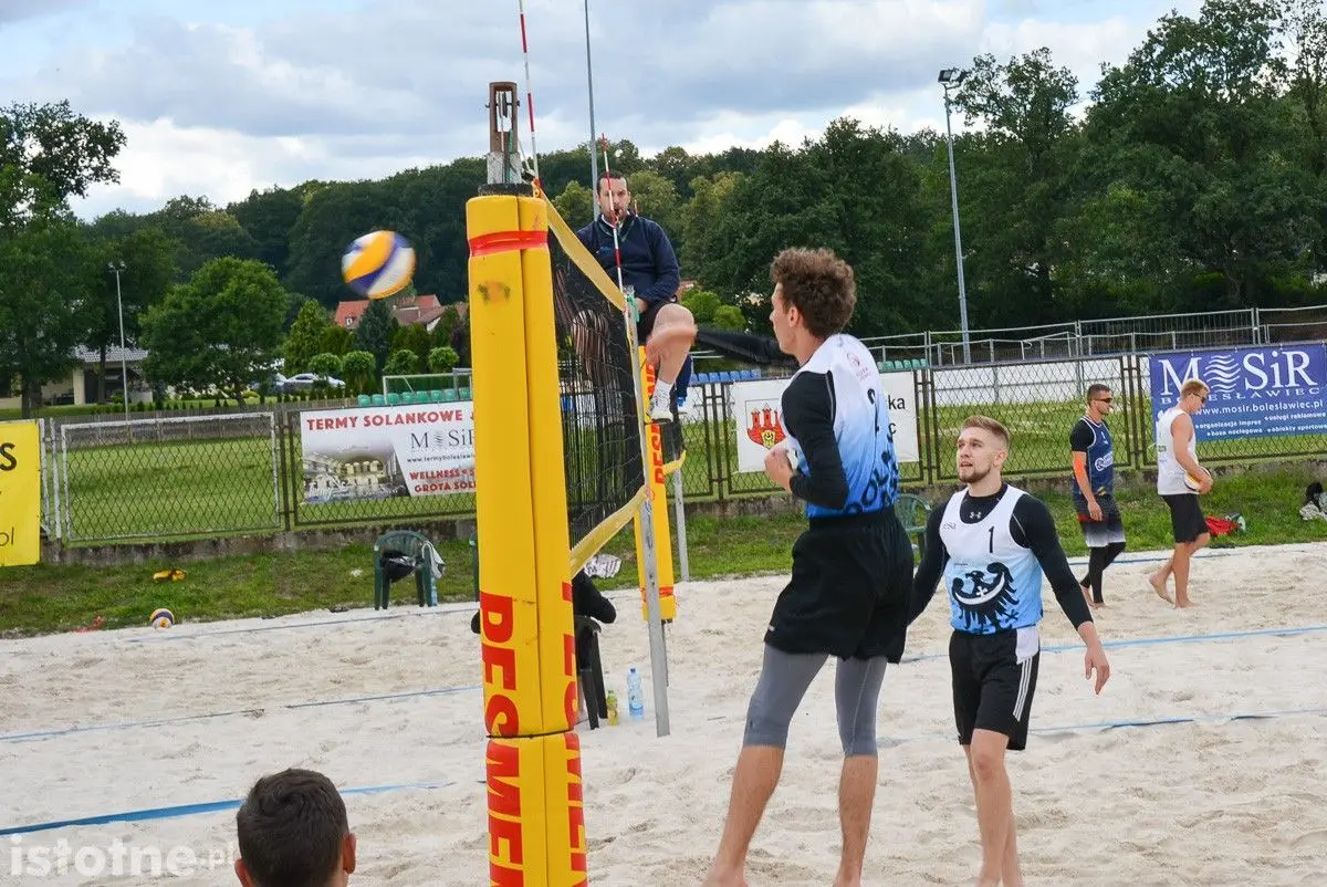 Turniej siatkówki na terenie Ośrodka Wodno-Sportowego w Bolesławcu