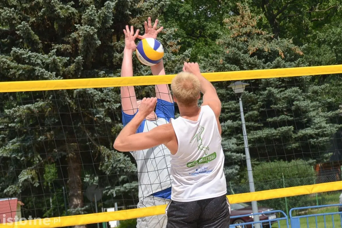 Turniej siatkówki na terenie Ośrodka Wodno-Sportowego w Bolesławcu