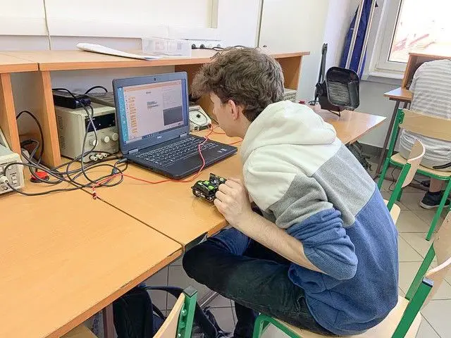 Wakacyjne zajęcia w Zespole Szkół Elektronicznych im. Ignacego Domeyki w Bolesławcu