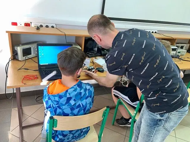 Wakacyjne zajęcia w Zespole Szkół Elektronicznych im. Ignacego Domeyki w Bolesławcu