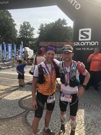 Daniel Milewicz i Marek Szramowiat przygotowują się do biegu w szwajcarskich Alpach