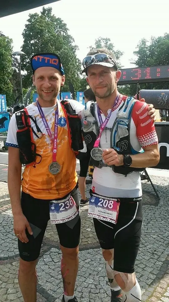 Daniel Milewicz i Marek Szramowiat przygotowują się do biegu w szwajcarskich Alpach