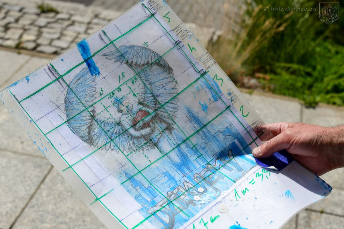 Mural dla medyków na fasadzie ośrodka kultury w Bolesławcu