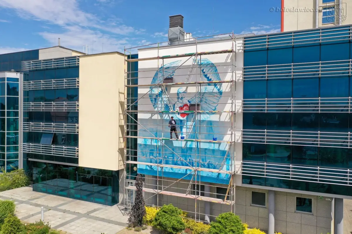 Mural dla medyków na fasadzie ośrodka kultury w Bolesławcu