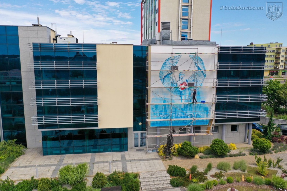 Mural dla medyków na fasadzie ośrodka kultury w Bolesławcu