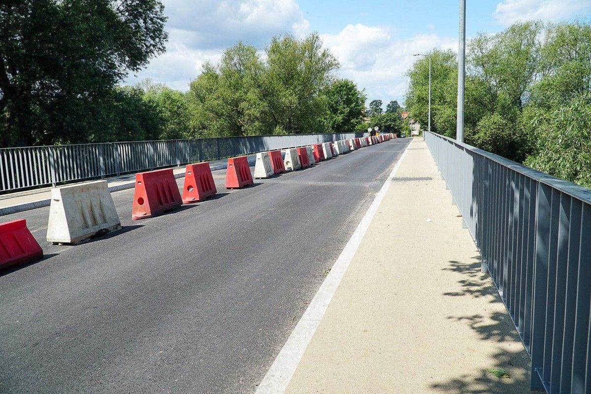 Prace remontowe przy moście przy ulicy Mostowej w Bolesławcu