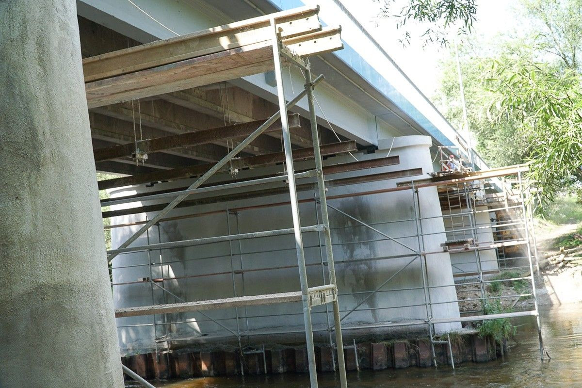 Prace remontowe przy moście przy ulicy Mostowej w Bolesławcu