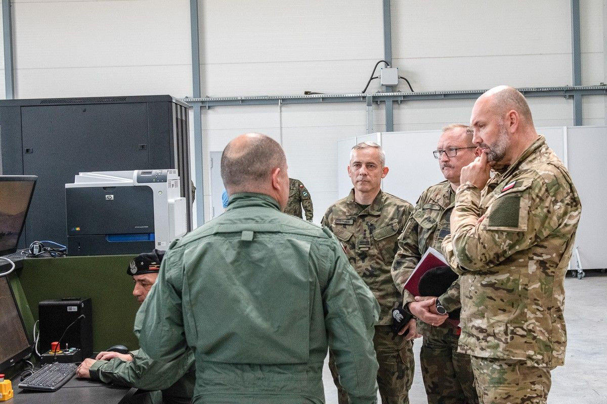 Wizyta wiceministra obrony narodowej Sebastiana Chwałka w 10 Brygadzie Kawalerii Pancernej w Świętoszowie (gmina Osiecznica)