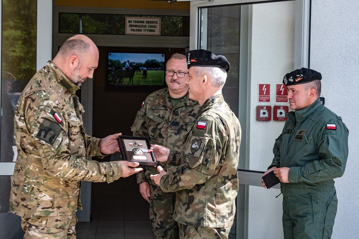 Wizyta wiceministra obrony narodowej Sebastiana Chwałka w 10 Brygadzie Kawalerii Pancernej w Świętoszowie (gmina Osiecznica)