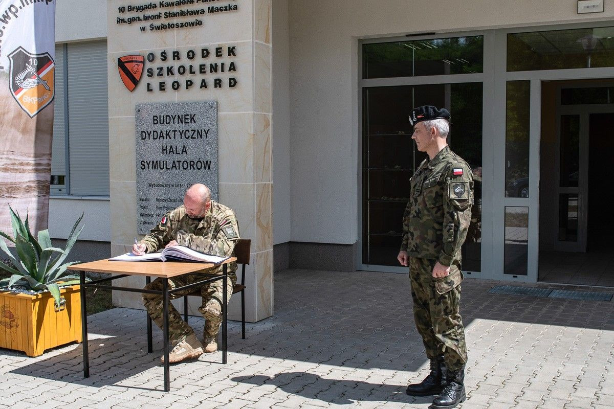 Wizyta wiceministra obrony narodowej Sebastiana Chwałka w 10 Brygadzie Kawalerii Pancernej w Świętoszowie (gmina Osiecznica)