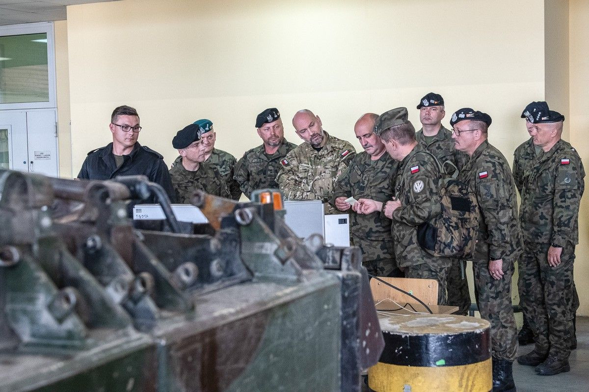 Wizyta wiceministra obrony narodowej Sebastiana Chwałka w 10 Brygadzie Kawalerii Pancernej w Świętoszowie (gmina Osiecznica)