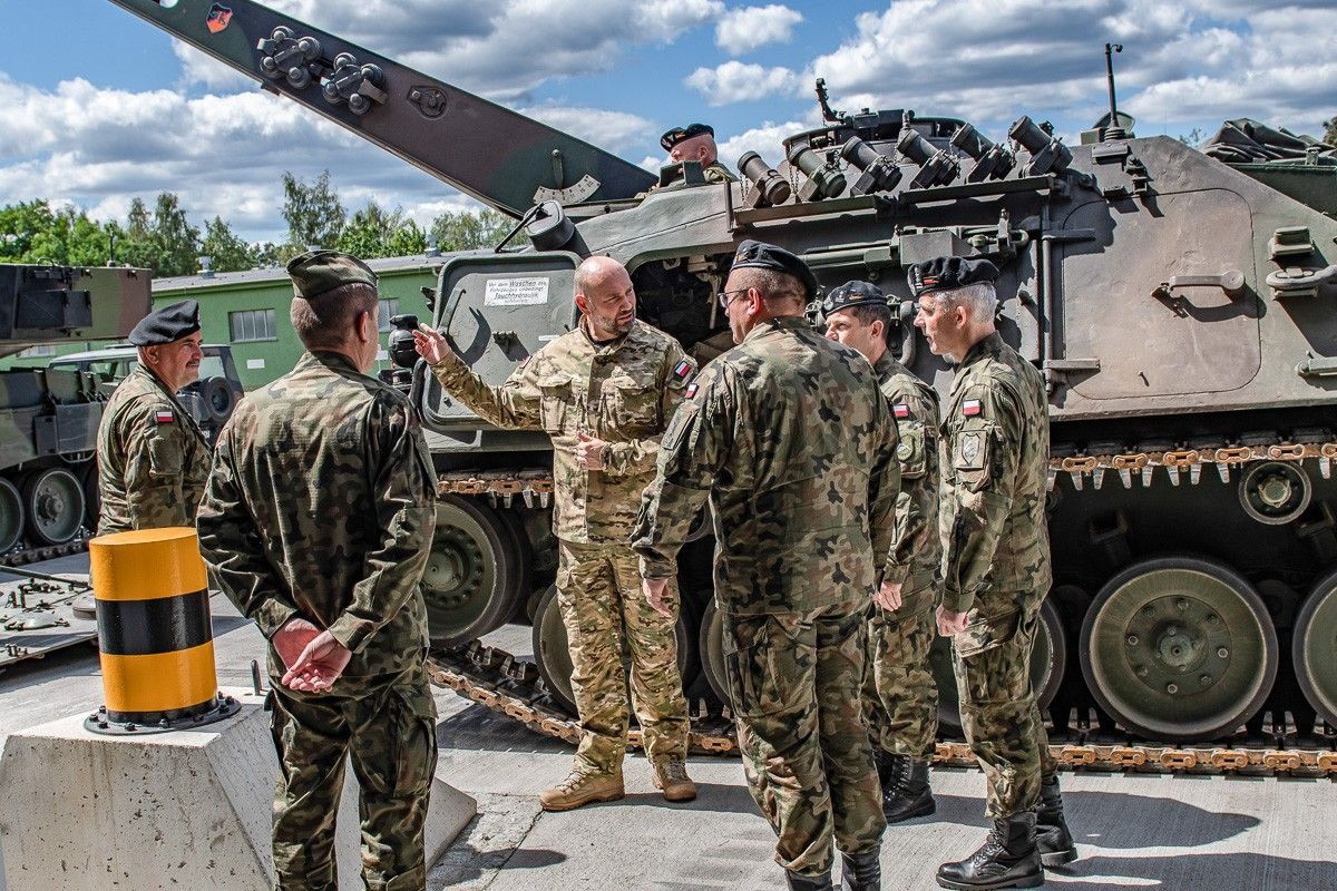 Wizyta wiceministra obrony narodowej Sebastiana Chwałka w 10 Brygadzie Kawalerii Pancernej w Świętoszowie (gmina Osiecznica)