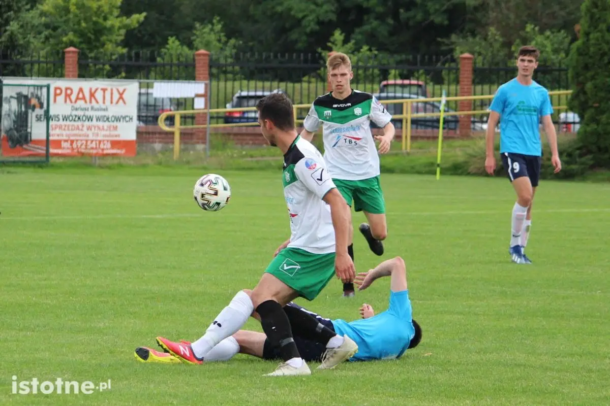 Dwa gole w sparingowych derbach powiatu w Nowogrodźcu