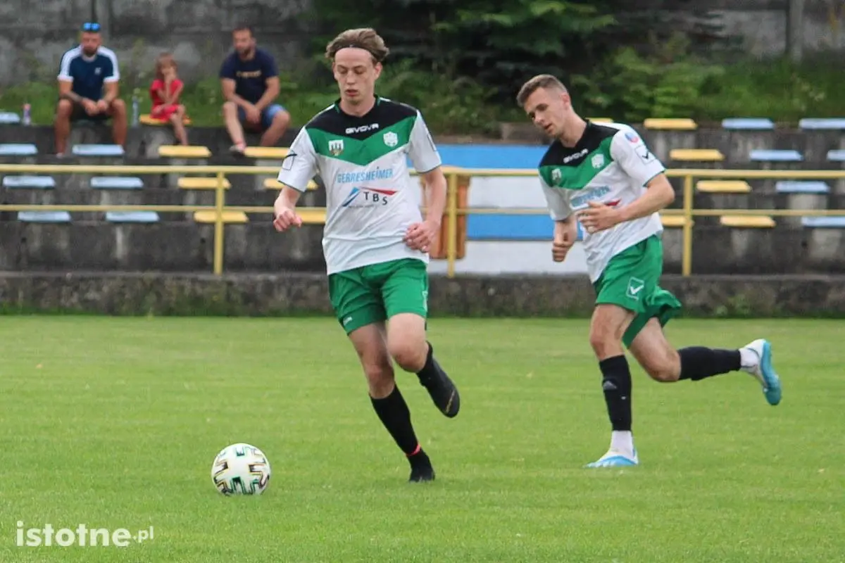 Dwa gole w sparingowych derbach powiatu w Nowogrodźcu