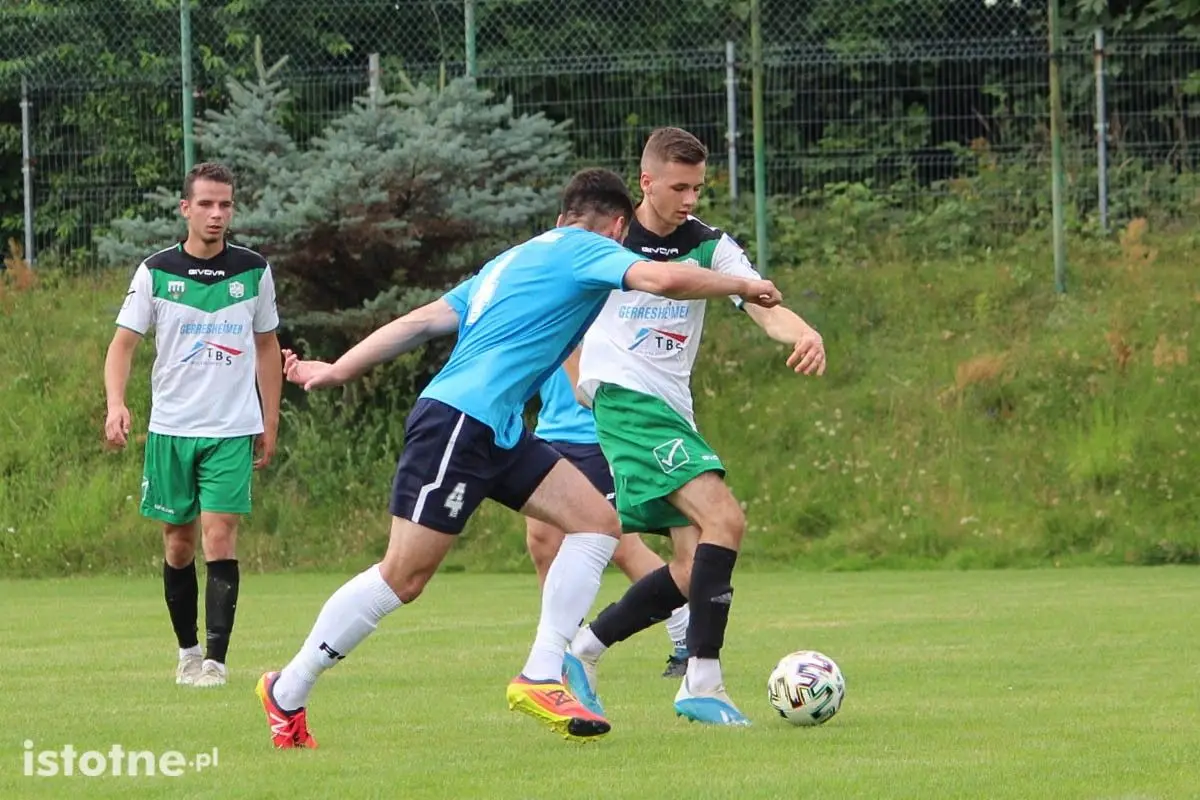 Dwa gole w sparingowych derbach powiatu w Nowogrodźcu
