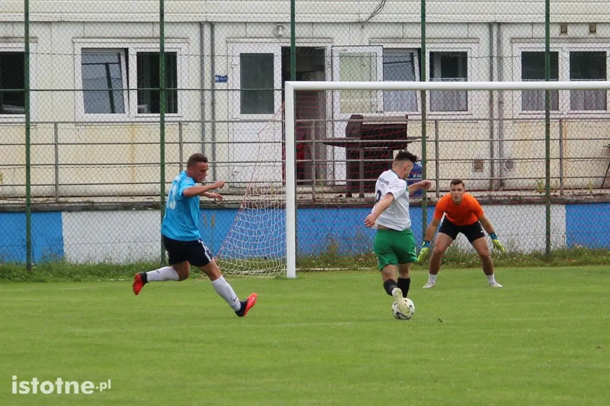 Dwa gole w sparingowych derbach powiatu w Nowogrodźcu