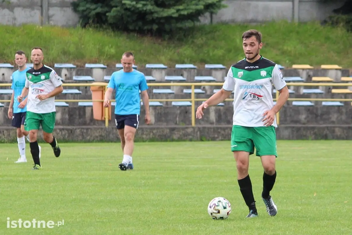 Dwa gole w sparingowych derbach powiatu w Nowogrodźcu