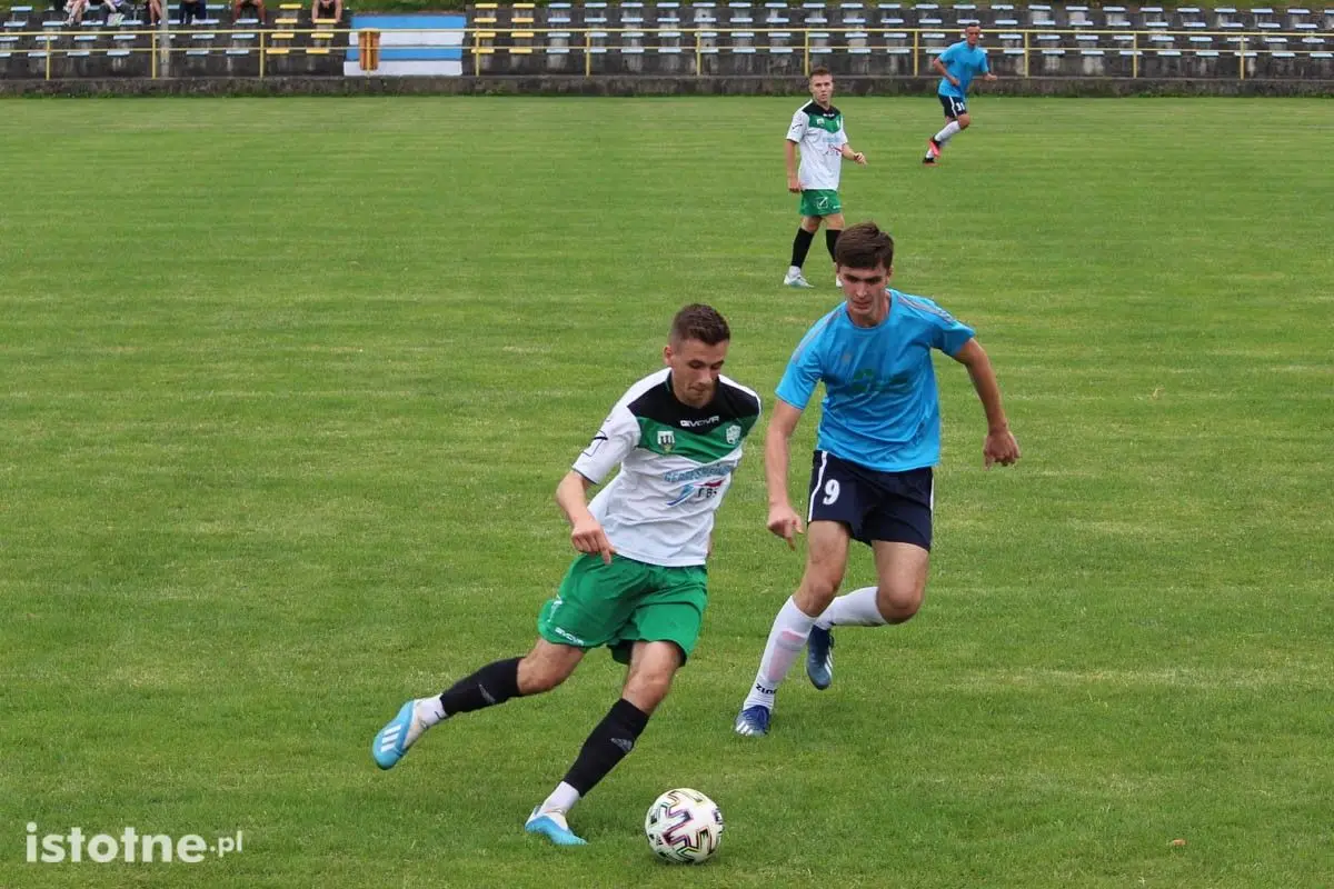 Dwa gole w sparingowych derbach powiatu w Nowogrodźcu